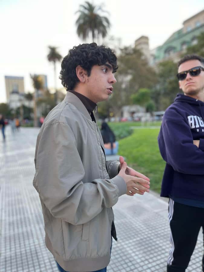 100% History and architecture of Buenos Aires - Meeting at the Pyramid of May, and how to find your guide fast