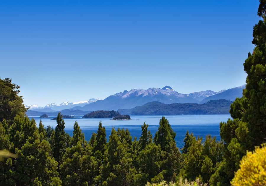 Bariloche: Circuito Chico and Cerro Catedral - El Trébol Lagoon and the Moreno Lake bridge: the kind of scenery that feels curated
