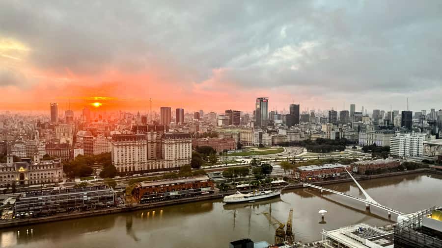 Buenos Aires After Dark: A City Lights & Sunset Experience - Plaza de Mayo: Quick Photos, Big Energy