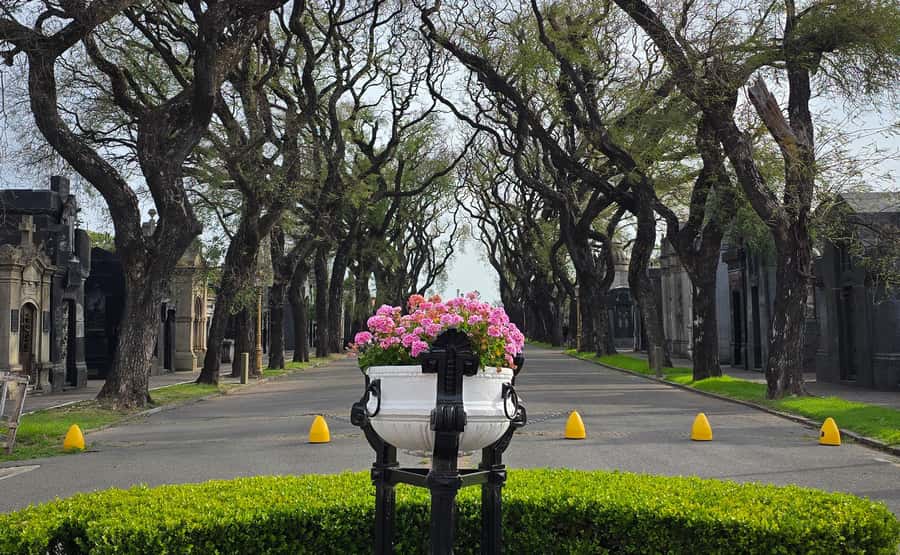 Buenos Aires: Chacarita, The Largest Cemetery In Argentina - Capilla Cementerio Chacarita and Panteón VI: where architecture slows you down