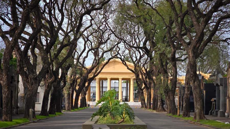 Buenos Aires: Chacarita, The Largest Cemetery In Argentina - Elcano Park: a short breather that makes the walk easier