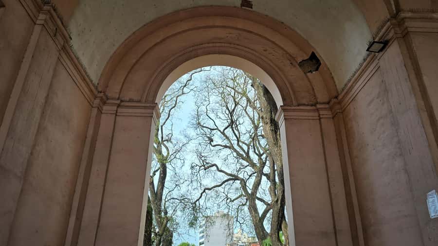 Buenos Aires: Chacarita, The Largest Cemetery In Argentina - Starting at the main door and getting your bearings fast