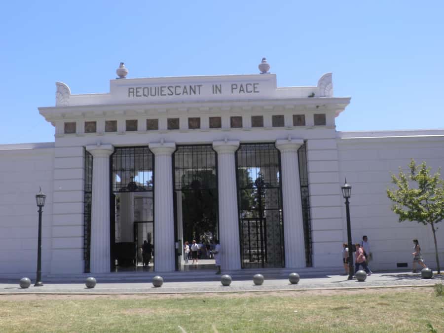 Buenos Aires: City Highlights Guided Tour with Transfer - Retiro into Recoleta: from transit bones to polished streets