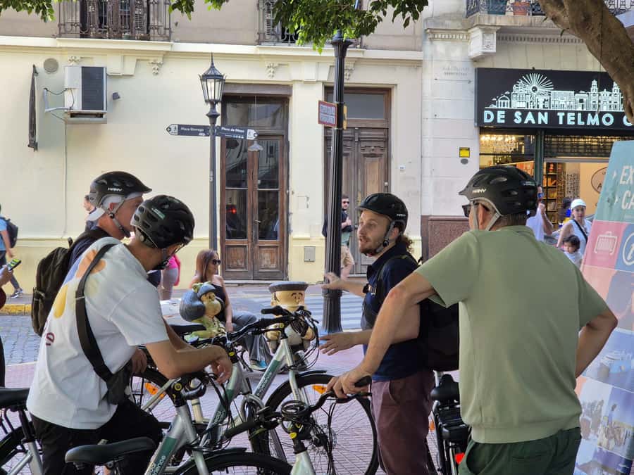 Buenos Aires: E-Bike Tour in the South Circuit of Buenos Aires - San Telmo stops: Plaza Dorrego and the old-street mood