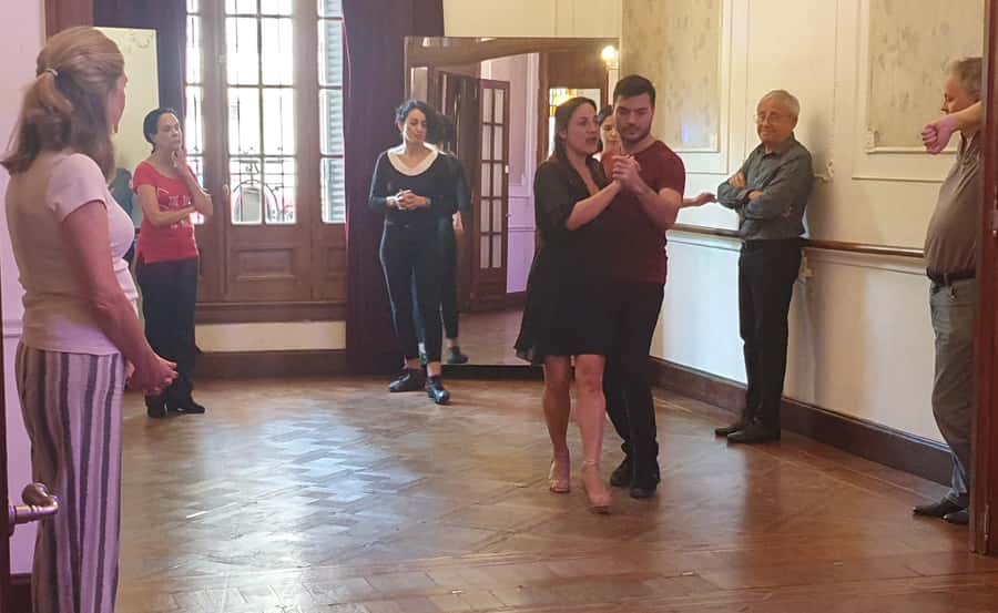 Buenos Aires: Group tango class with mate and snacks - First Hour Tango Basics in an Almagro Mansion