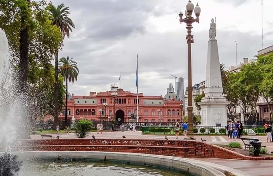 Buenos Aires : Highlights Walking Tour With A Guide - Casa Rosada viewpoints and photo spots, plus what to look for