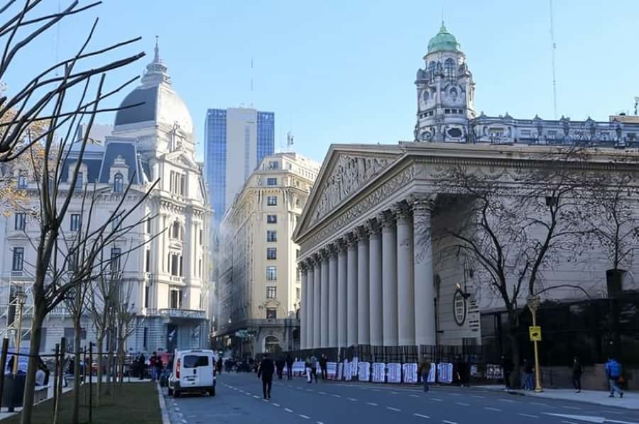 Buenos Aires : Highlights Walking Tour With A Guide - Plaza de Mayo to Avenida de Mayo, seeing the city’s political heartbeat