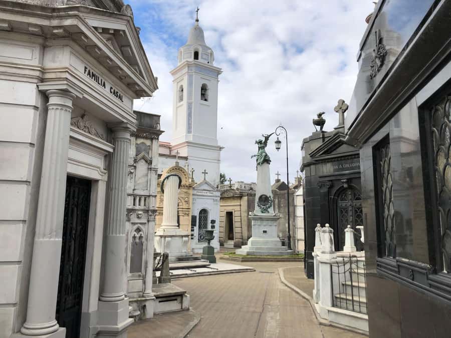 Buenos Aires: La Recoleta Cemetery Guided Tour in English - Recoleta Cemetery with a guide, not a wander