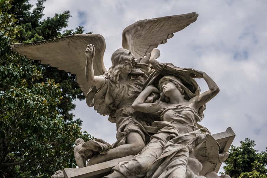 Buenos Aires: La Recoleta Cemetery Guided Tour in English - The big first lesson: why Recoleta looks the way it does