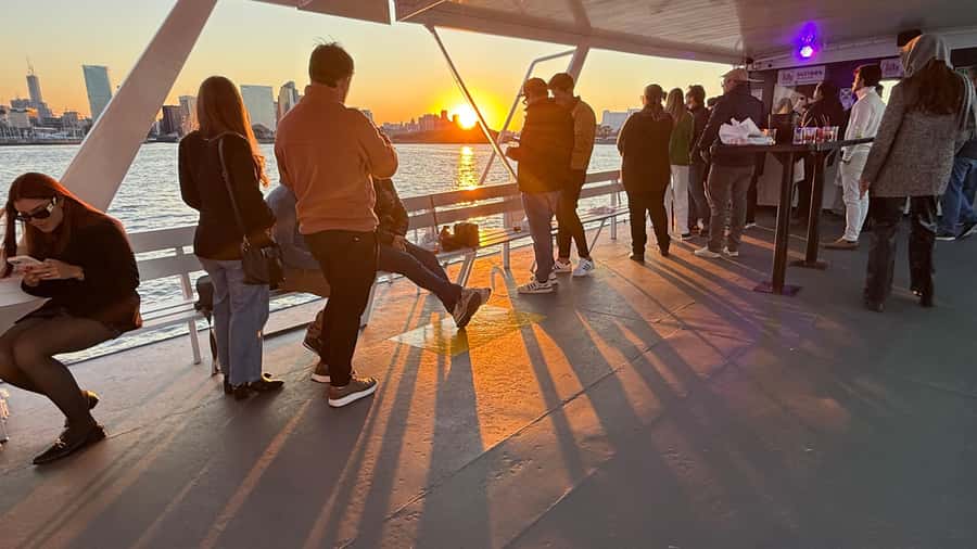 Buenos Aires: Puerto Madero Sunset Cruise with Open Bar - The one-hour Rio de la Plata loop, and what you’ll spot along the way