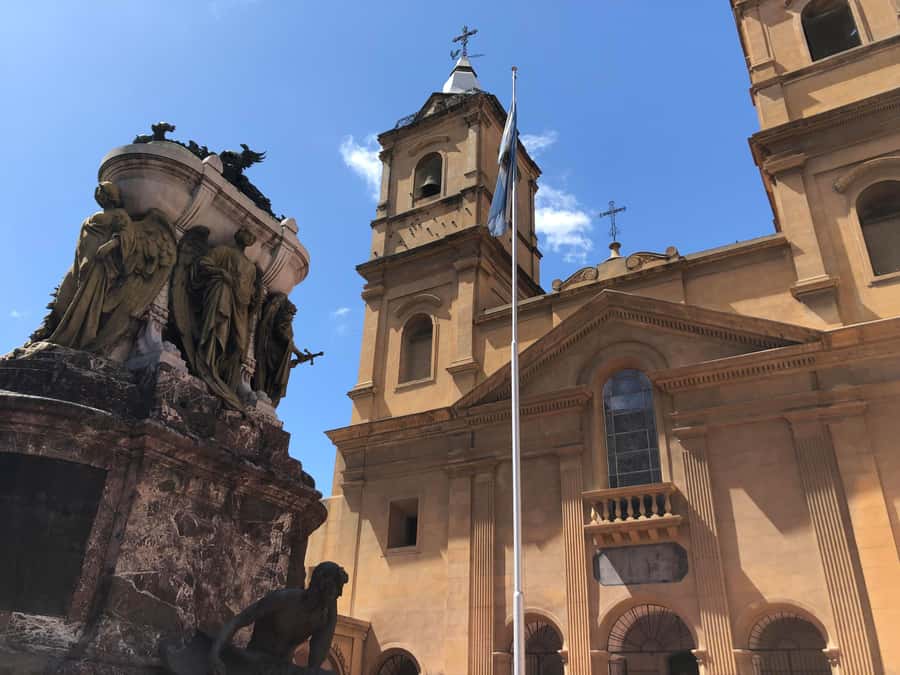 Buenos Aires: San Telmo and Market Guided Walking Tour - Where you meet your guide (and how to spot them fast)