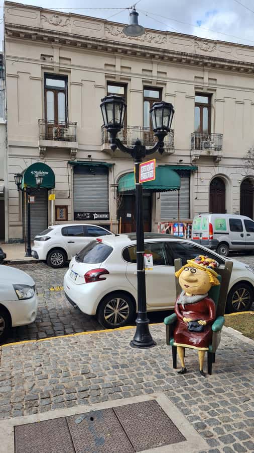 Buenos Aires: San Telmo, History, Bars, and Tango! - Mafalda, comic clues, and the narrowest house details