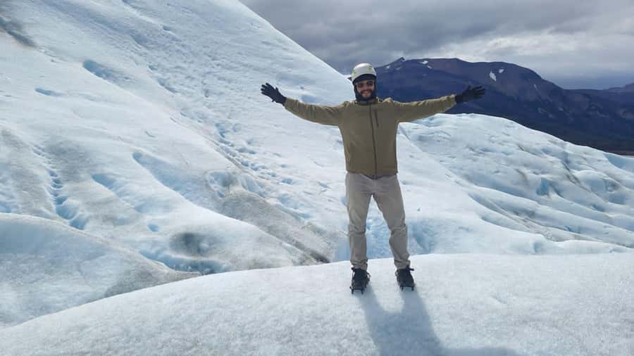 El Calafate: Minitrekking in the Perito Moreno Glacier - The gear moment: crampons, helmet, and the “moderate” reality