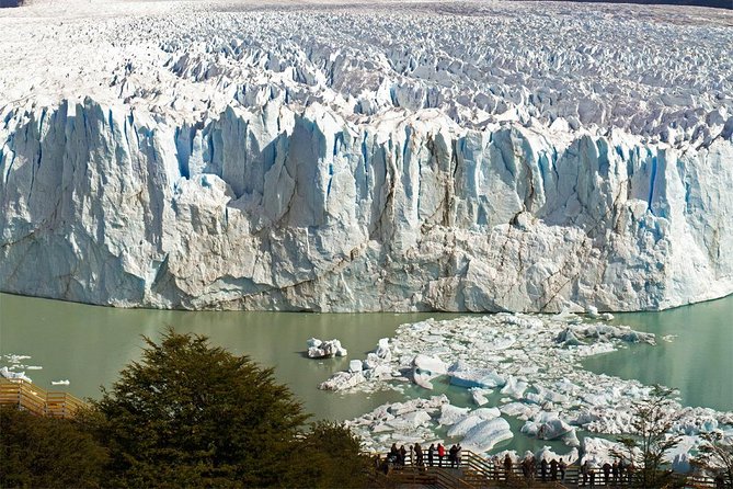 Excursion to the Perito Moreno Glacier, with guide and transfer to / from the hotel - Curva de Los Suspiros Mirador: your first encounter
