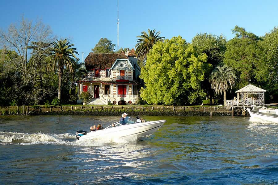 From Buenos Aires: Classic Tigre Delta Tour - What you spot along the riverbank, houses, schools, and churches