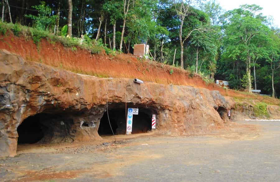 From Puerto Iguazu: San Ignacio Ruins and Wanda Mines Tour - Wanda Mines caves: see raw gems and how geodes get protected