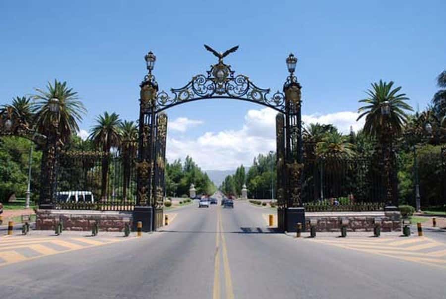 Mendoza: Half-Day Sightseeing City Tour - A 3-hour route that helps you orient Mendoza fast
