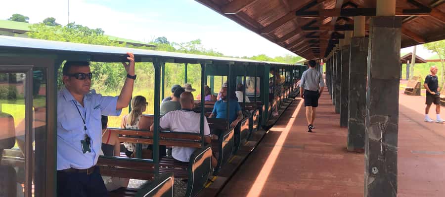 Puerto Iguazu: Iguazu Falls Argentinian Side Full-Day Tour - Superior Circuit vs Inferior Circuit, choosing your pace without missing views