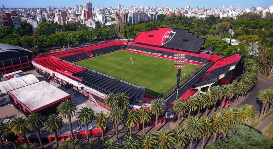 Rosario: Newell's Old Boys Football Match and Messi Tour - Pre-match appetizer and beers, done where the noise builds