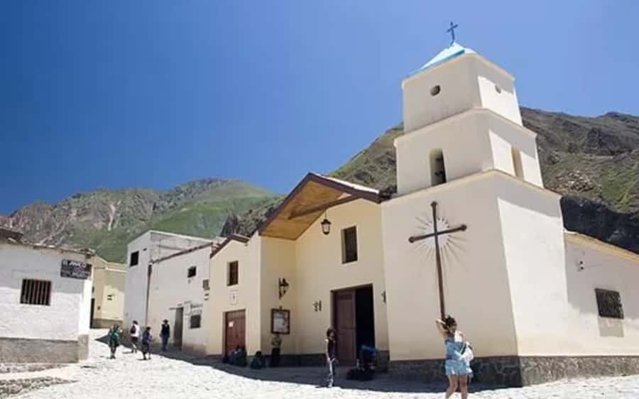 Salta or Jujuy: Iruya and Salinas Grandes 2-Day Tour - Salinas Grandes: White Salt, Blue Volcano Peaks, and a Sky You Notice