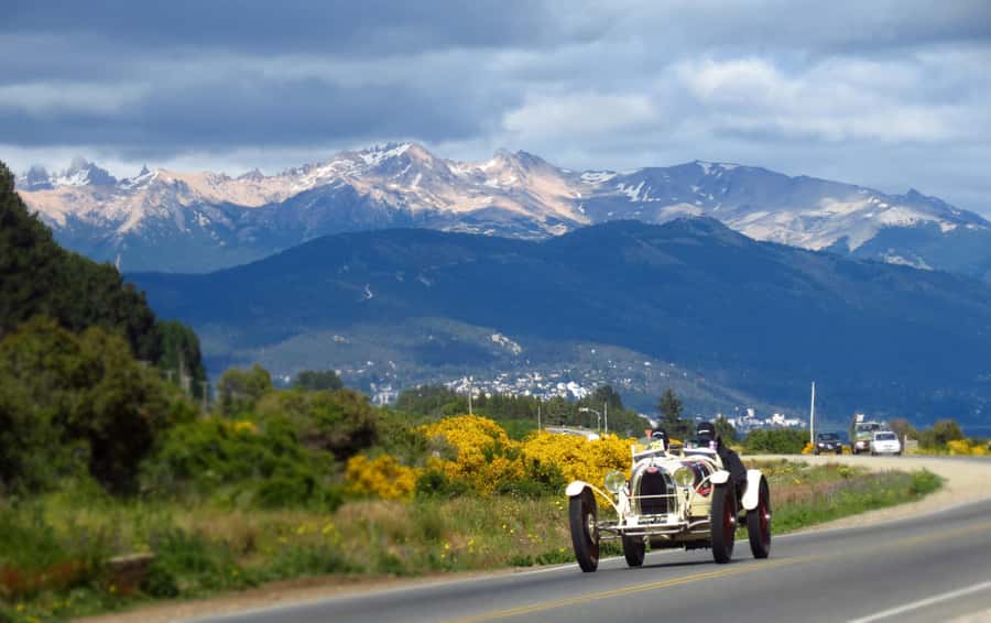 San Martín de los Andes por 7 Lagos - Villa La Angostura Stops: Architecture Breaks on a Walking Day