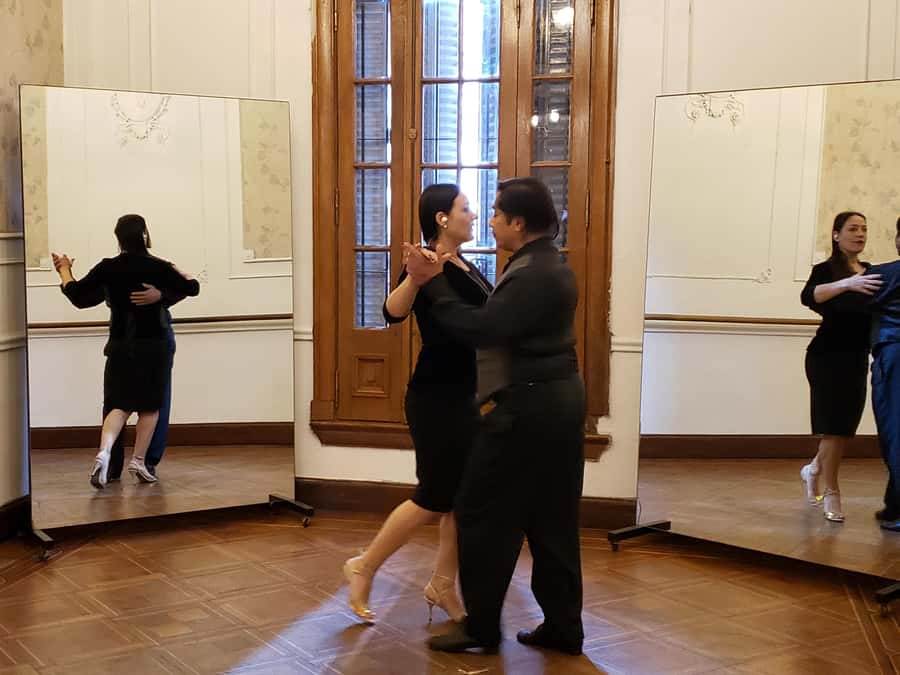 Tango Lesson in Buenos Aires with professional dancers - Your one-hour private lesson: basics, embrace, and that tango walk