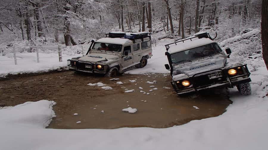 Ushuaia 4WD Off-Road Adventure: Hidden Lakes & Argentine BBQ - Winter or regular option: cozy lunch shelter and Tierra Mayor time