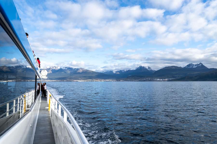 USHUAIA | Navigation: Sea Lions, Birds and Lighthouse - Les Éclaireurs Lighthouse: photos plus a 1930 shipwreck story